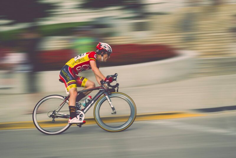 Pedalar para viver mais: os benefícios do ciclismo para quem quer treinar sem castigar as articulações
