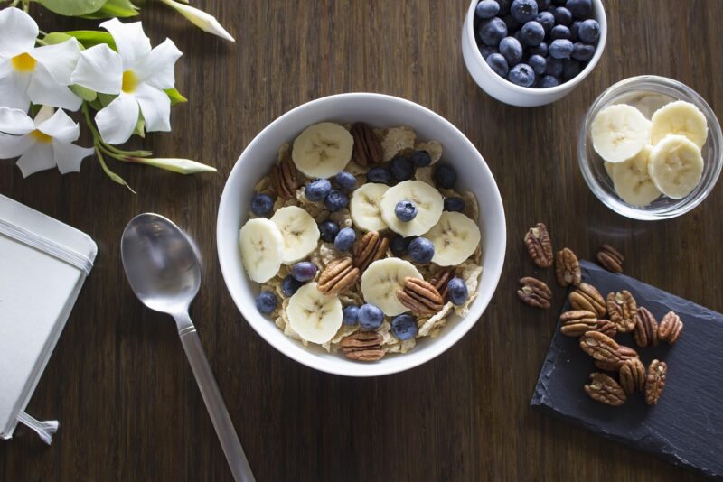 Lanches inteligentes: o que comer entre as refeições sem sabotar a dieta