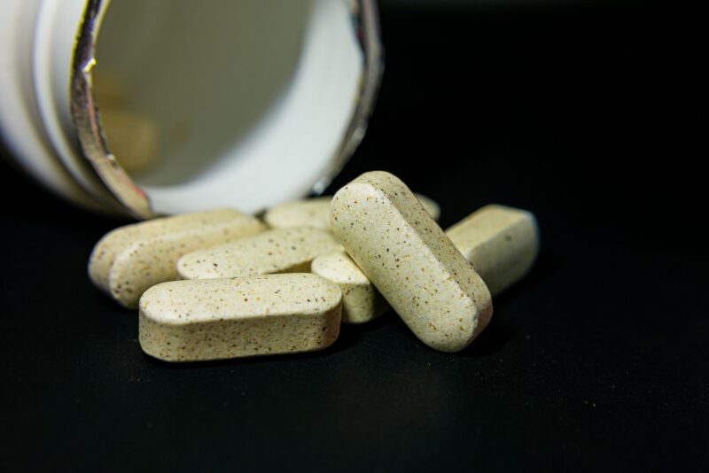 Melatonina em Gotas e Gummies: O Que Ela Faz de Verdade — e o Que Não Faz