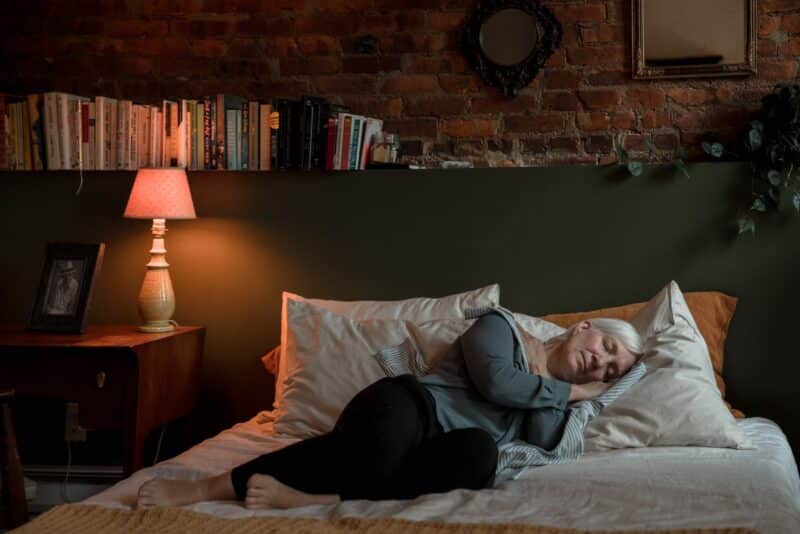De Lado, de Costas ou de Bruços? O Que a Posição de Dormir Diz Sobre Sua Coluna e Sua Saúde